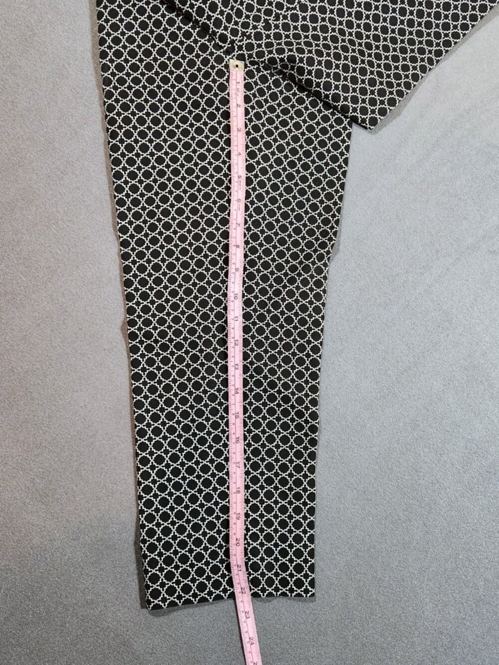Hilary Radley Women's Capri Pants Size 6 Black/White geometric shapes - Picture 5 of 12